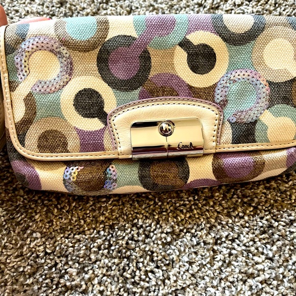 Brand New Kristin Graphic OP Art Large wristlet. Multi-color woven sequins. - Picture 3 of 5